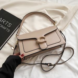 Womens Designer Bag Fashion CoachShoulder Bag Versatile Crossbody Handbag Solid Color Bags Portable Letter Print Handväskor 143