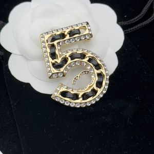 브랜드 디자이너 구리 핀 브로치 여성 파티 선물 럭셔리 편지 브로치는 절대 페이딩 진짜 금도 도금 보석 액세서리 브로치 양복 핀