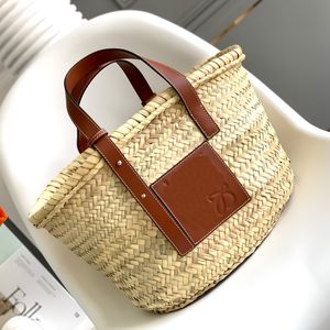 7A Bolsas de praia para mulheres Cesta de legumes em tecido de grama Moda 634305 Bolsa de mão oca Saco de bolsa ajustável Alças de ombro de couro genuíno Letras impressas