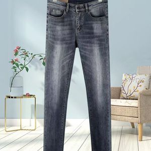 2023 Jeans da uomo Designer pantaloni con lettera in metallo Cuciture colorate ricamate da uomo strappo Pantaloni da moto di marca Trend jeans viola da uomo