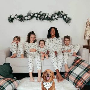 Aile Eşleşen Kıyafetler Noel Ağacı Baskılı Pijama Giysileri Seti Noel Köpek Yetişkin Baba Çocuklar Baba Anne Kızı Oğul Pijama 231128