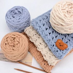 Tyg och sömnad 100Gball Chenille Knitting Garn Soft Ice Strip Line Cotton Yarn Scarf Hat Cushion Doll tofflor Garn virkning DIY Handull Garn 231127