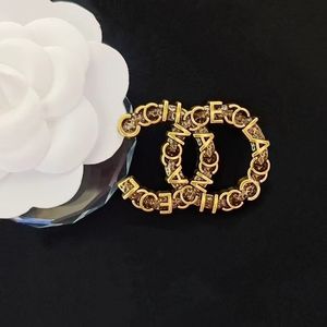 20 Stil Marka Tasarımcısı C Çift Mektup Retro Broşlar Altın Kaplama Kadın Erkekler Çiftler Rhinestone Kristal Broşe Takım Laple Pin Metal