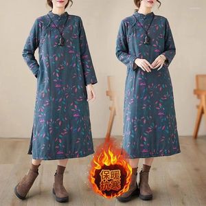 Casual klänningar 2023 Höst- och vinter quiltad klänning Kvinnor förtjockad varm qipao retro midlängd mammas blommiga cheongsam z3580