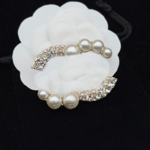 Projektant marki mosiężne litery miedziane broszka moda słynna podwójna litera kryształ perłowy pary luksusowe pary perłowe stężeniowe kombinezon kombinezonu biżuterii Akcesoria biżuterii