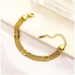 우아한 세련된 디자이너 18K 골드 도금 편지 팔찌 여성 팔찌 고급 스테인레스 Steellovers Wristband Cuff Chain Jewelry 액세서리 선물 선물