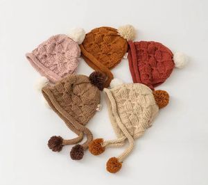 Chapéus de malha feitos à mão para meninas, chapéus para crianças pequenas, pompons, gorro quente de crochê, outono inverno, protetores de orelha para crianças z5624