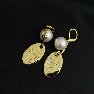 デザイナーVivienen Westwoods New Viviane Empress Dowager Ellipse with Diamond Saturn Pearl earrings High Sense and Personalized Long Gold Co