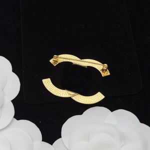 Luksusowa marka projektantka C list miedziany broszki kobiety 18K złoty plisowany kryształowy kryształowa broszka biżuteria litery Pearl Pin Pele Pires Prezenty Prezenty Accessorie