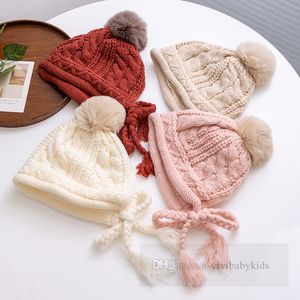 Kleinkind Kinder Twist Strickmützen Herbst Winter kleine Jungen Mädchen Plüsch Pompon Quaste Zopf Beanie Kinder Ohrenschützer Outdoor warme Mützen Z5625