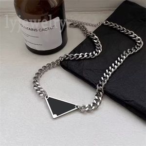 Halsband designers för kvinnor punk män smycken mode tillbehör metall triangel hänge med bokstäver kreativa helt enkelt kvinnor halsband utsökt zb011 b23