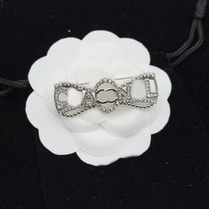 Designer di marca in ottone rame lettere spilla moda famosa doppia lettera bowknot perla di cristallo perla di lusso strass maglione abito spilla accessori per gioielli