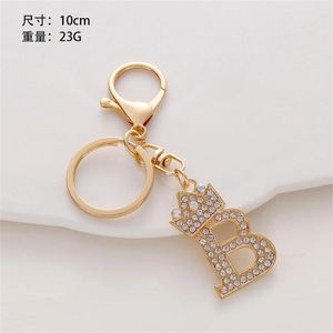 Nyckelringar Lanyards Keychains Luxury Rhinestone Crown 26 Letters Car Keychain Accessories Creative A-Z Initialers Gold Keyring Women Bag Ornaments