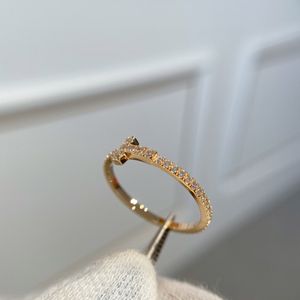 Luxury Quality Charm Punk Band Ring med diamant i två färger pläterade v guldmaterial har lådans stämpel PS7916A