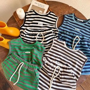 Set di abbigliamento 2023 Gilet a righe per bambini 0-6 anni Neonati maschi Camicia senza maniche lavorata a maglia Pantaloncini 2 pezzi Tuta casual estiva per neonato