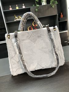 Borsa classica e pochette selvaggia per lo shopping in movimento, portafoglio, borsa a tracolla in pelle alla moda da donna in peluche con accessori con tasche multiple M46076