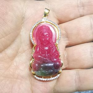 Anhänger Halsketten Charme 60X30MM Geschnitzte Kwan Yin Erdbeergrün Jade Stein Intarsien Strass Amulett Buddhistischer Schmuck 1 STÜCKE