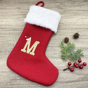 Decorazioni natalizie Borsa regalo personalizzata con calza rossa. Elegante decorazione lavorata a maglia con alfabeto