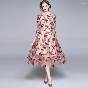 Sukienki swobodne JSXDHK Delikatne luksusowe wiosenne siatki impreza projektantka kobiety 3D Motyl Haftowe aplikacje Puchanie rękawa midi vestidos