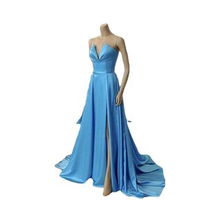エレガントな青い長いイブニングドレス