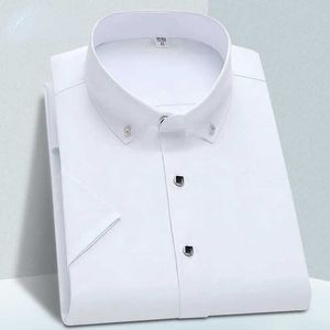 Herrklänningskjortor Högkvalitativ icke-järnherrens klänningsskjorta Kort ärm Nya solida manliga kläder Fit Business Shirts White Blue Navy Black Gozbkf P230427