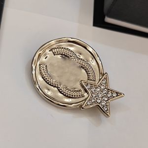 Lüks Tasarımcı Kristal Broşlar Erkek Kadın Marka Mektubu Brooche Star 18K Altın Kaplama Pirinç Bakır Sweater Suit Getir Giyim Moda Takı Aksesuarları