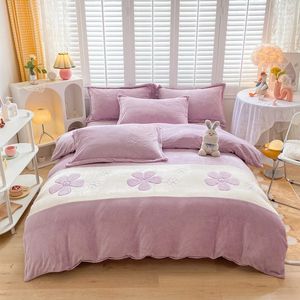 Conjuntos de cama Flor Bordado Leite Velve Inverno Quente Duveta Capa Set Dupla Face Plush Calor Consolador e Fronhas 231128