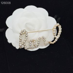 Designer di marca Spille in ottone di cristallo Spille Spilla da donna di lusso con lettera C Mai sbiadire Gioielli in rame placcato oro 18 carati Accessori per abiti Spille Spilla da abito