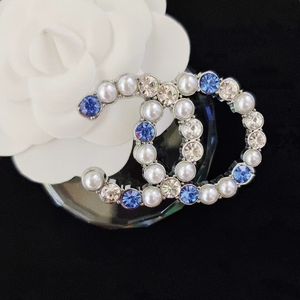 Marka Tasarımcı C Çift Mektup Broşlar Kadınlar Rhinestone Crystal Pearl Broş Elbise Laple Pin Metal Moda Mücevher Aksesuarları Düğün Partisi