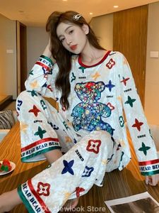 Kvinnor Sleepwear Autumn and Winter Bear Gold Velvet Set Korean Hair Clip Family Clothing Round Neck High End Feeling 231128