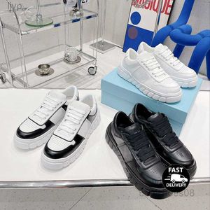 Löparskor Modern design Triangel Vit Svart tandad gummiskum Yttersula Läder Sport Applikation Tjocksulor Plattform Sneakers Löparskor Loafers Snörning