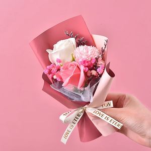 Pacchetto di fiori regalo di San Valentino con rose colorate Bellissimi accessori Sapone Fiori secchi Decorazione regalo fatto a mano di nozze 231127