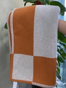 DESIGNER Coperta con lettere Morbida sciarpa di lana Scialle Portatile Plaid caldo Divano letto in pile Primavera Autunno Coperte da tiro per donna