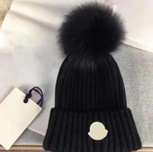 2023 Tasarımcı Sonbahar ve Kış Örgü Beanie Erkek ve Kadınlar Günlük Şapkaları Yüksek kaliteli tıknaz kalın sıcak sahte sahte kürk pom Beanies şapkalar Kadın Bonnet Kapakları 20 Renk