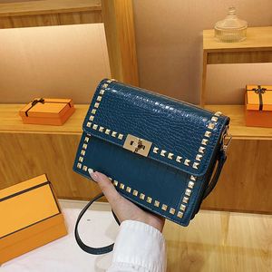 Luxury Leather Valentin Handbag 2023 Ny personlig trendig fyrkantig nit lås spännen Stenmönster liten fyrkantig enkel axel crossbody små doftande kvinnor x