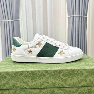 Luxury 2023 Designerskor Herrens kvinnors tecknade Casual Shoe Bee Ace äkta läder Snake Brodery Stripes Classic Men Sneakers 35-46 02