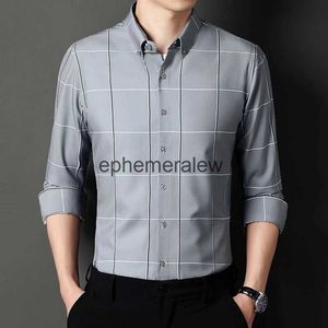 メンズカジュアルシャツ2023秋の新しいスリムフィットの格子縞のシンプルなシャツ首輪長い袖の汎用性のある白いフォーマルなフォーマルム