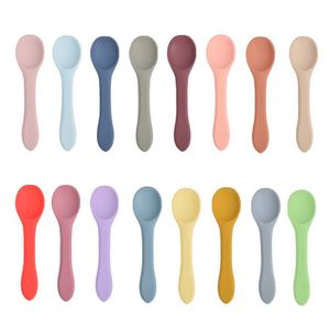 Tazze Piatti Utensili Cucchiaio in silicone morbido per bambini Colore della caramella Sicurezza Cucchiaio per l'apprendimento del bambino Utensili antiscivolo Bambini Bambini Ragazzo Ragazza Strumento per l'alimentazione degli alimenti P230314