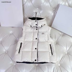 Neue Daunenweste für Babys, Herbst, hochwertiger Designer-Kindermantel mit Kapuze, Größe 110–170, komplette Etiketten, ärmellose Jacke für Mädchen und Jungen, 25. November