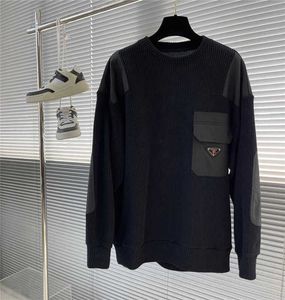 Men suéteres de alta qualidade P Pocket Sweater de malha com triangular para e mulheres elegantes versáteis de retalhos redondos pescoço