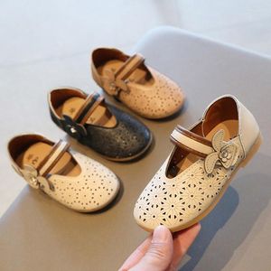 Düz ayakkabılar 2023 Bahar Yaz Kızları Hollow Outs Mary Janes Çiçek Prenses Çocuklar için Sandalet Nefes Alabilir Büyük Çocuk Daireleri