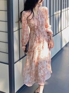 Casual Dresses Frankrike Floral Dress Women Spring Elegant Print Midi Female Korean Fashion Designer Chic V-Neck High midja Chiffon