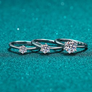 Cluster Rings S925 Sterling Silver Moissanite PT950 Classic Six Claw Ring 0,3 CT 0,50CT 1CT 2CT Justerbara öppningar RingsFor Valentine's Birthday Present Girls Women Women