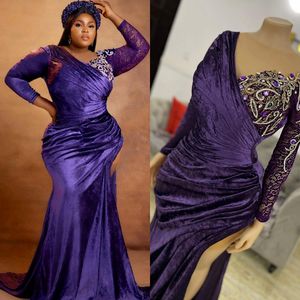 2023 Plus Size Aso Ebi Prom Dresses Velvet Purple Long Sleeves Rhinestones African Arabiska Evenning Dress Engagement Pageant Birthday Party Gowns Pärlad klänning St510