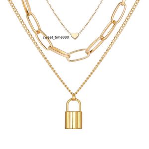 Ny högkvalitativ flerskikts hänghalsband kreativa retro Simple Peach Heart Lock Pendant Three-Layer tröja kedja grossist