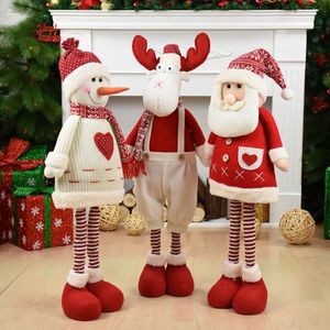 Świąteczne zabawki dostarczają świąteczne dekoracje do domu czerwone lalki łosia rok ślubny