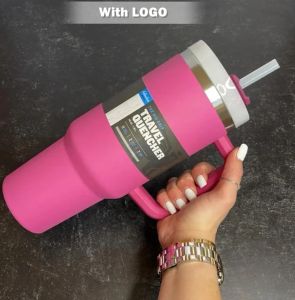 Pronto per la spedizione Bicchieri rosa caldo da 40 once Bicchieri con manico Bicchieri isolati Coperchi glassati Tazza thermos in paglia Popolare 1129