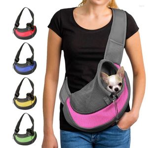 Siedzisko samochodu dla psów obejmuje jedno ramię i przenośną torbę z pojedynczą ramiątką oddychającą siatkę