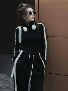 Avrupa İstasyonu Leisure Sports Set Kadınlar Sonbahar ve Kış 2023 Yeni Moda İnternet Kutlaması Patlayıcı Sokak Zayıflama Kazak İki Parçalı Modaya