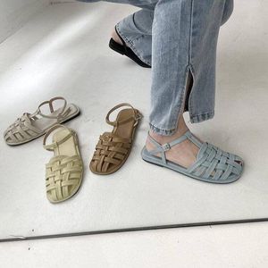 Sandaler koreanska Baotou Kvinnor One Button Hollow Roman 2023 Summer Net Red Woven Flat Sole Shoes